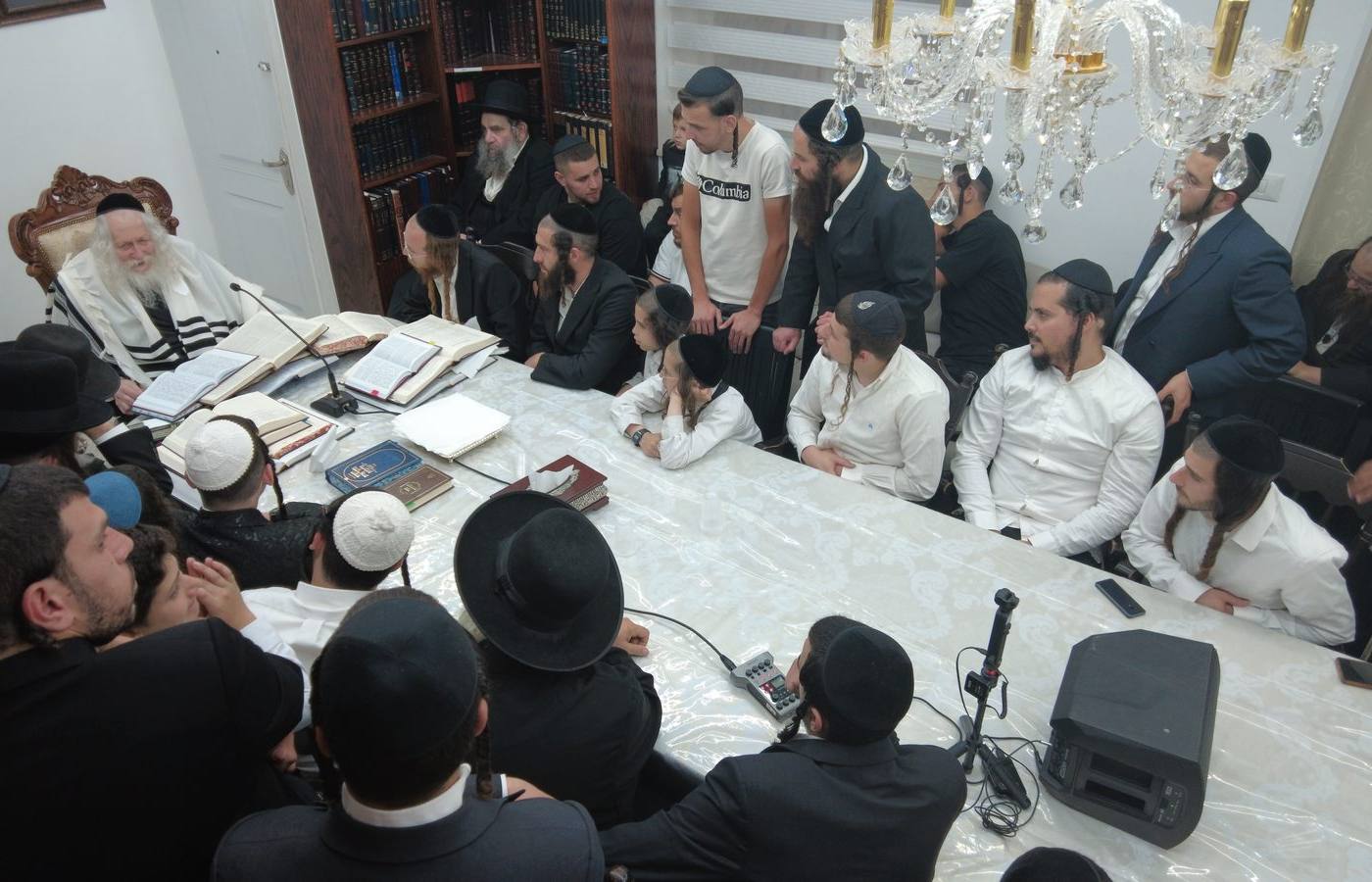 שיעור לבחורי ישיבת 'מתחברים' במעונו של מורינו הרב שליט"א