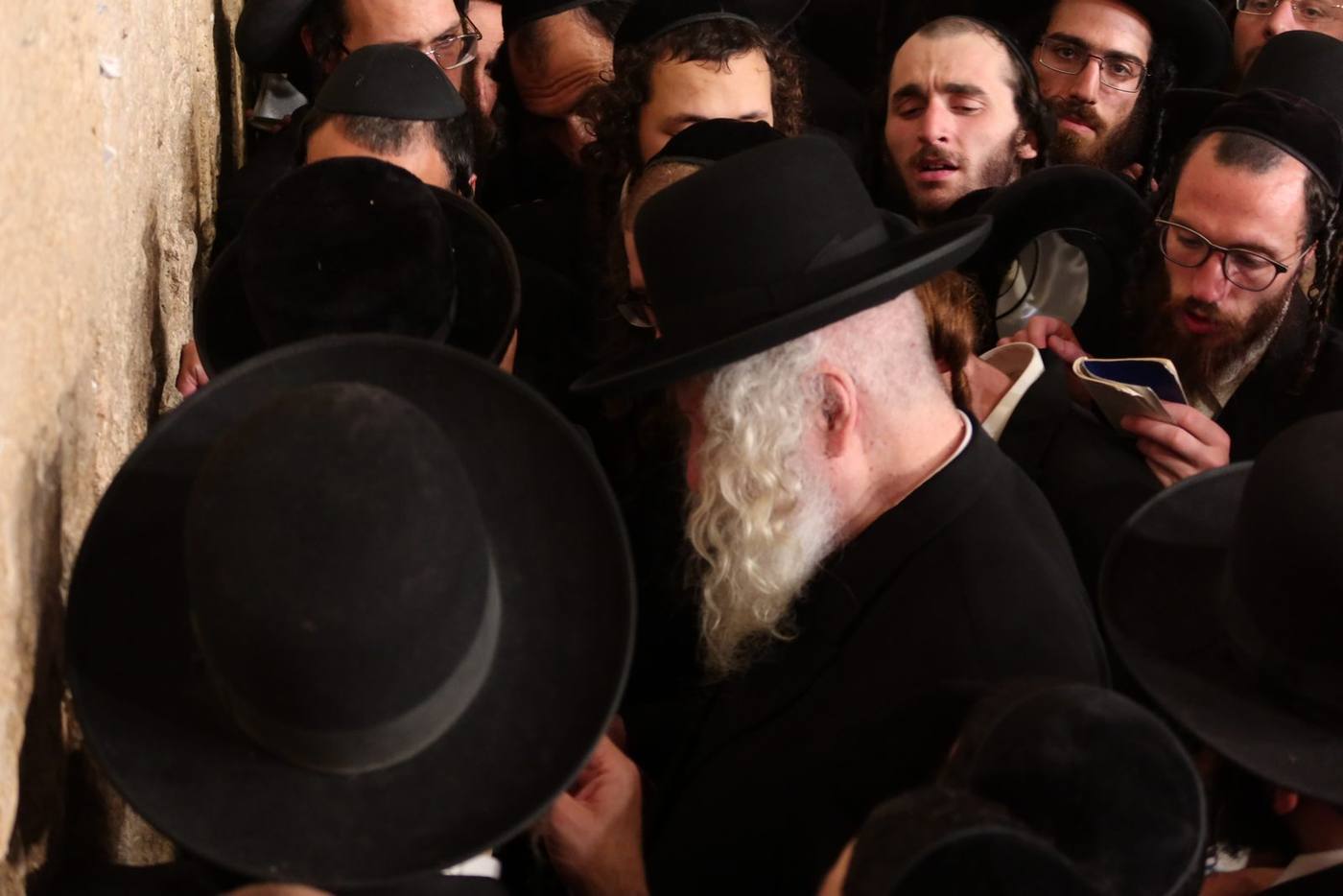 מורינו הרב שליט"א בכותל המערבי לאחר שבועות