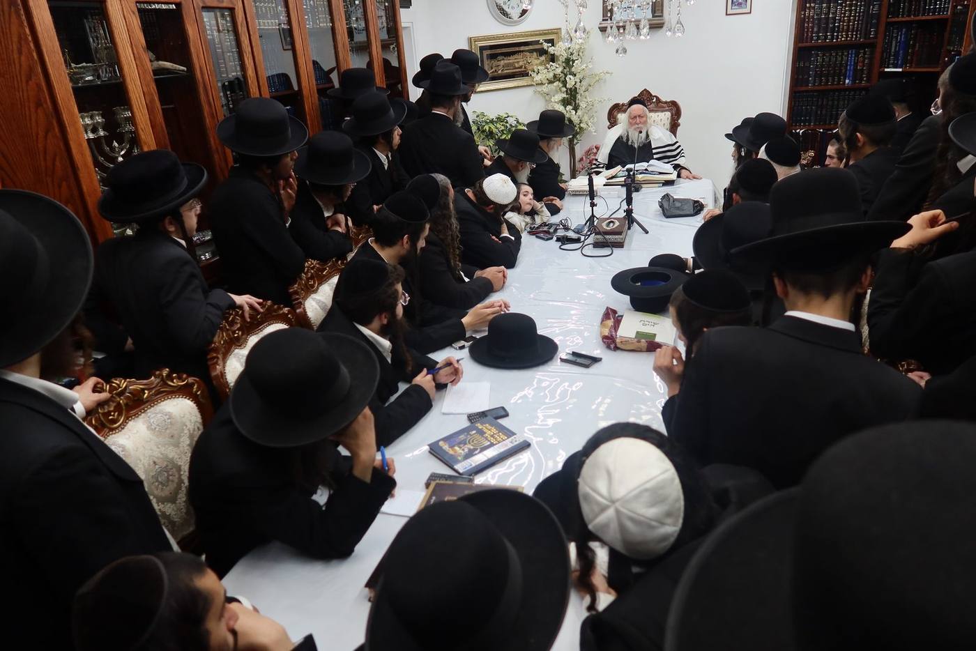 שיעור במעונו של מורינו הרב שליט"א לחברי מערכת 'התחדשות'