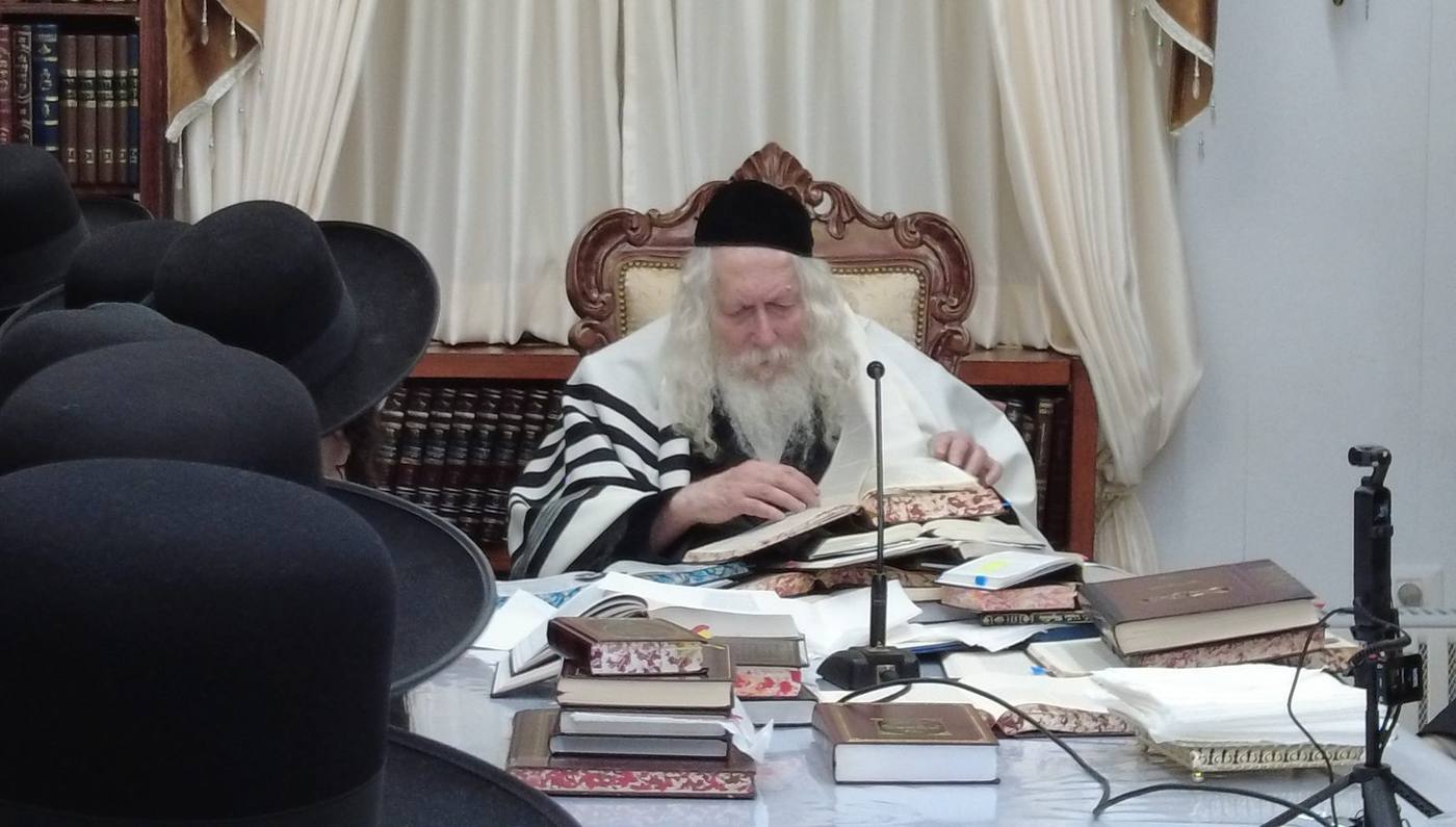 שיעור לקבוצת חסידים במעונו של מורינו הרב שליט"א