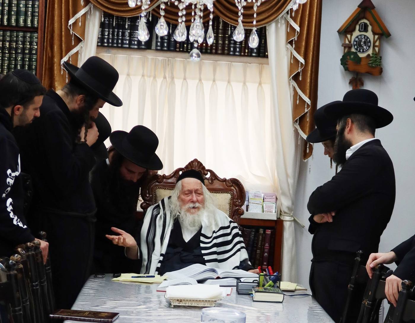 מורינו הרב שליט"א בניחום אבלים לבני הרה"ח ר' אליהו מירב זצ"ל