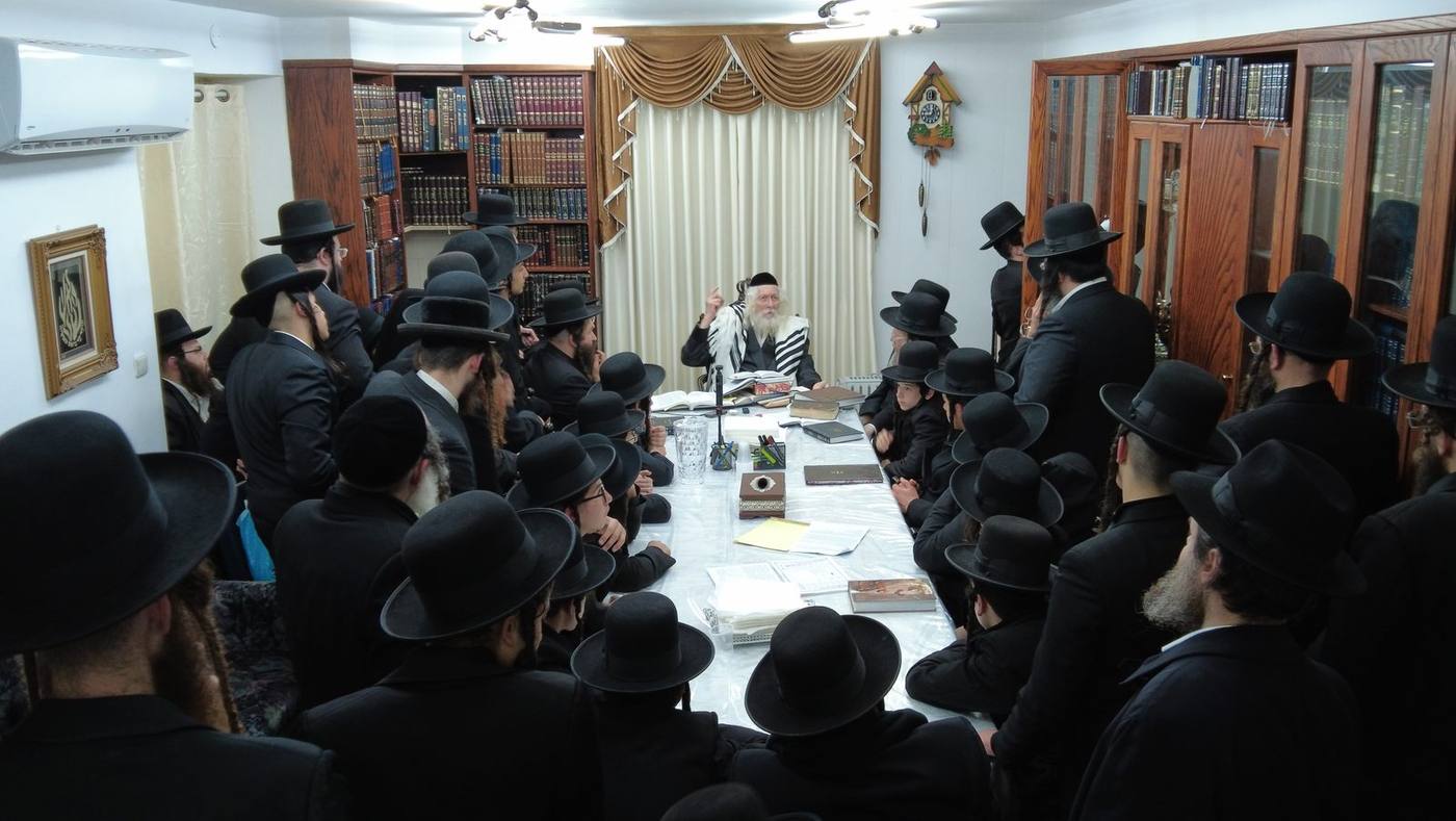 ישיבת ברסלב חכמה ודעת - מבחן ושיעור לבחורים במעונו של מורינו הרב שליט"א