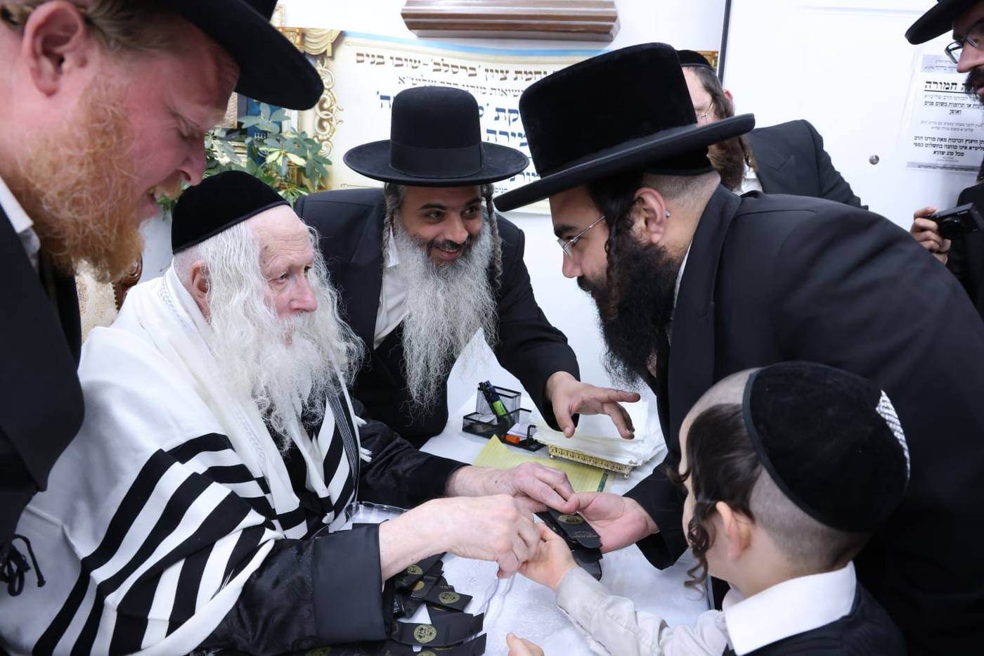 מאות ילדי תלמוד תורה ברסלב 'נחמת ציון' בקבלת מעות חנוכה ממורינו הרב שליט"א