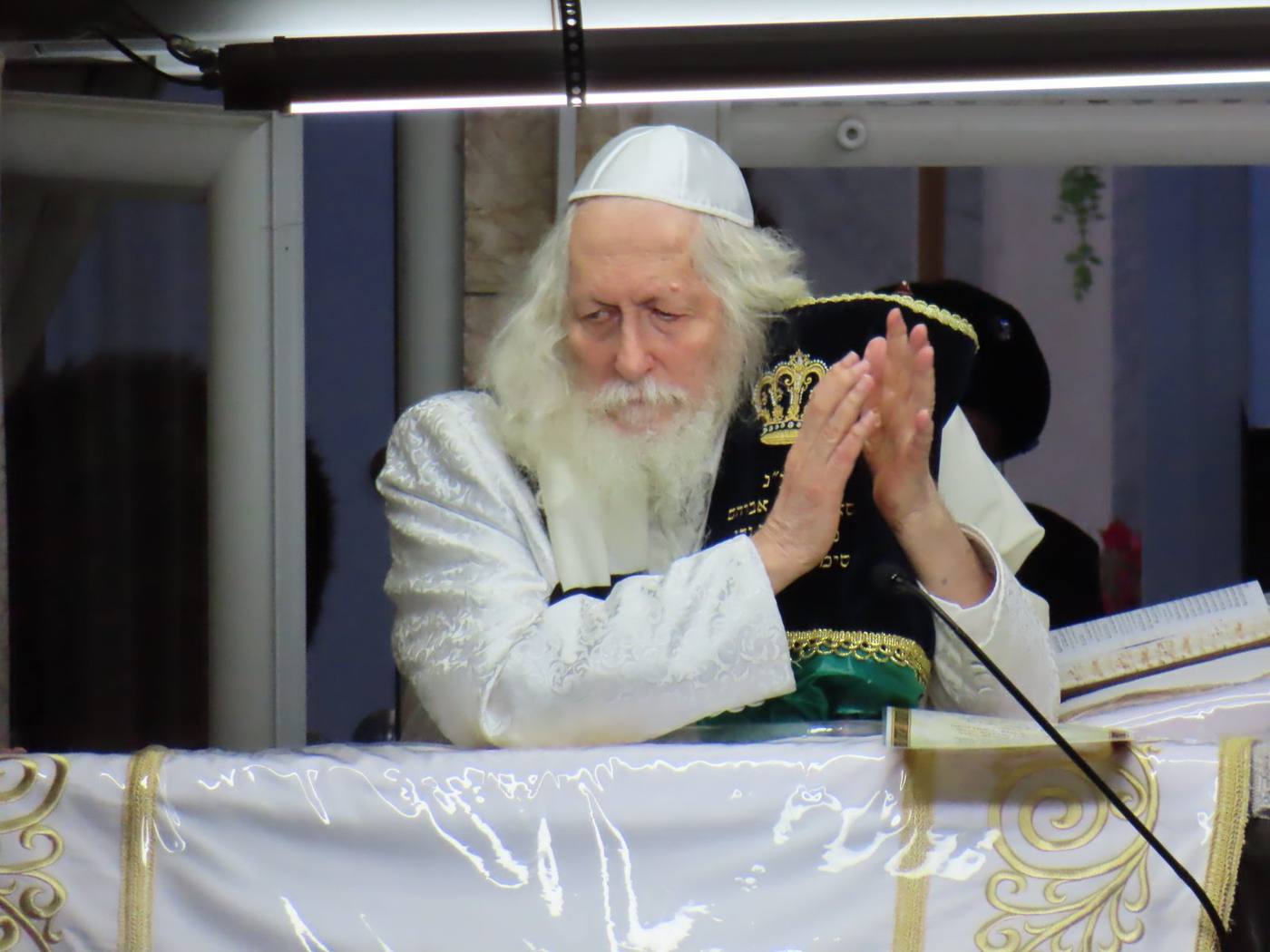 חג שמיני עצרת בצילו של מורינו הרב שליט"א תחת מתקפת הפתע שהובילה למלחמת חרבות ברזל