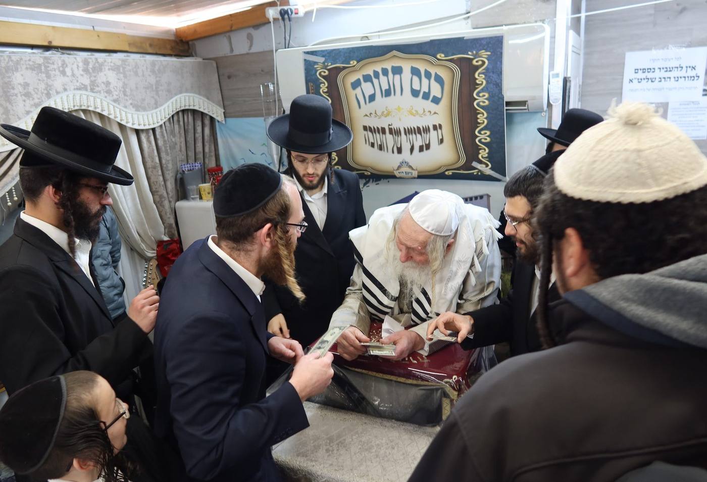 חלוקת מעות חנוכה לישיבת 'ברסלב - נועם דוד'