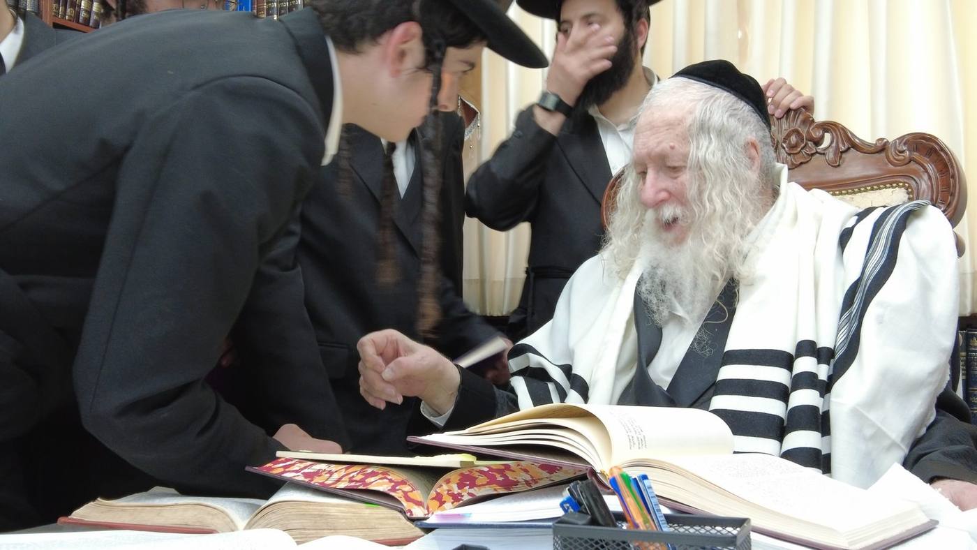 בחורי ישיבת 'נחלי התורה' בסיום מסכת ברכות במעון קדשו של מורינו הרב שליט"א