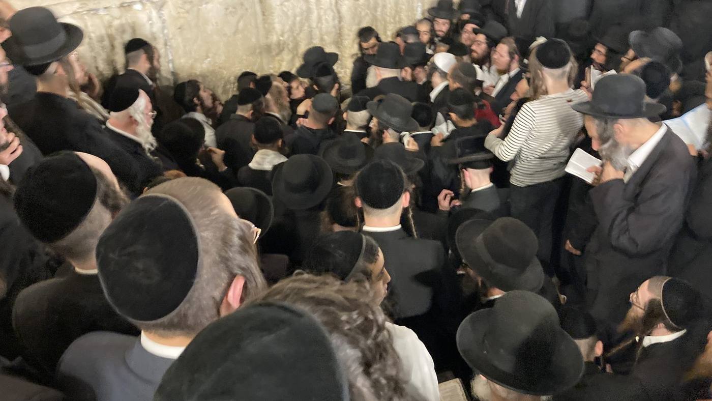 מורינו הרב שליט"א בתפילה בכותל המערבי לרגל חג מתן תורה