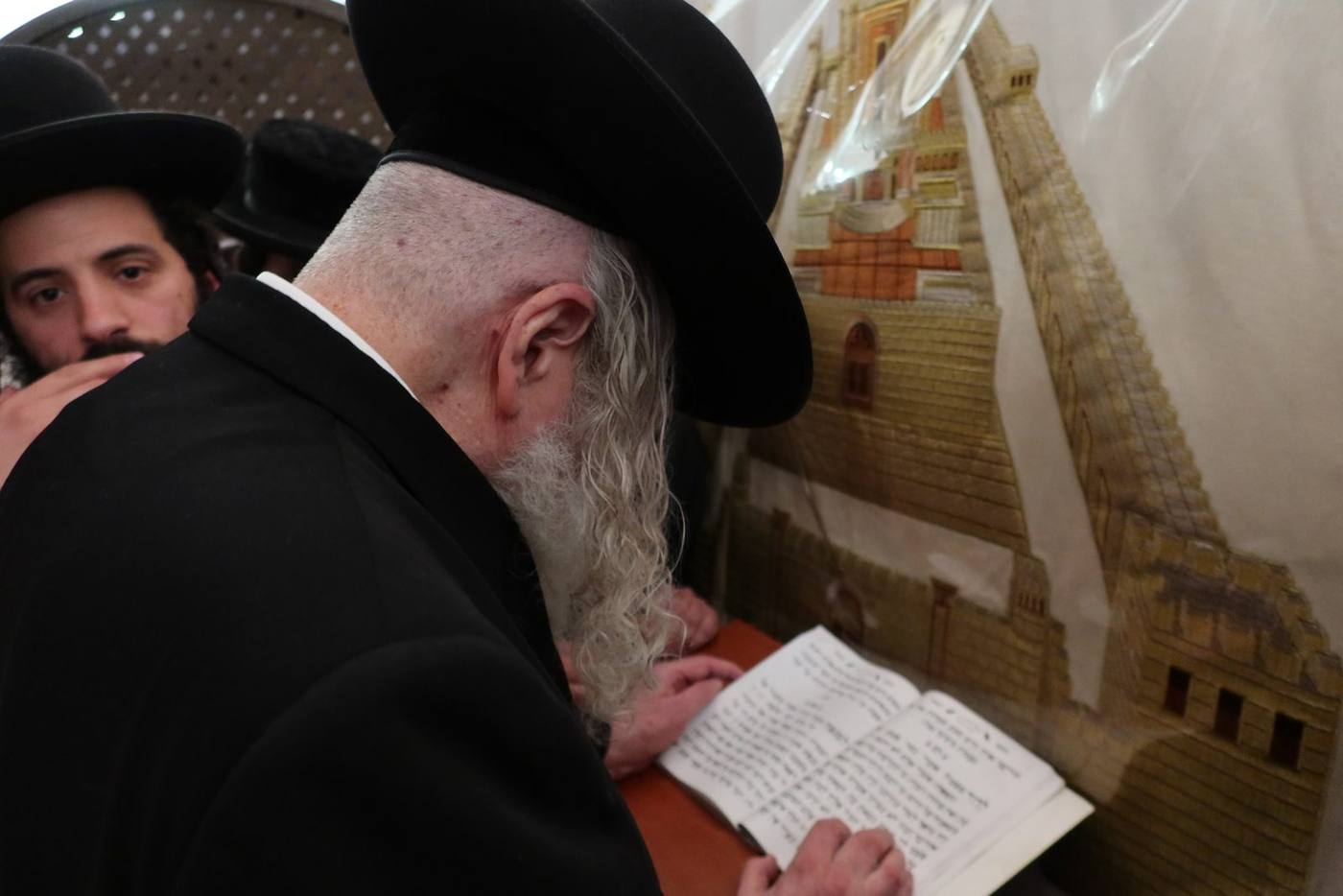 מורינו הרב שליט"א בתפילה בציון רחל אמנו בליל ההילולא