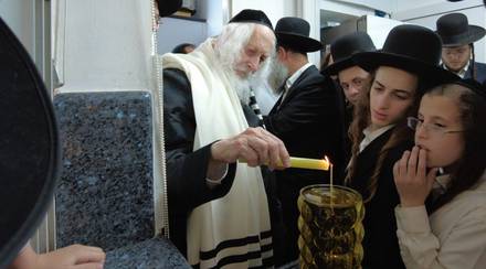 הדלקת נר לעילוי נשמת מורינו הרה"צ ר' לוי יצחק בנדר זצוק"ל