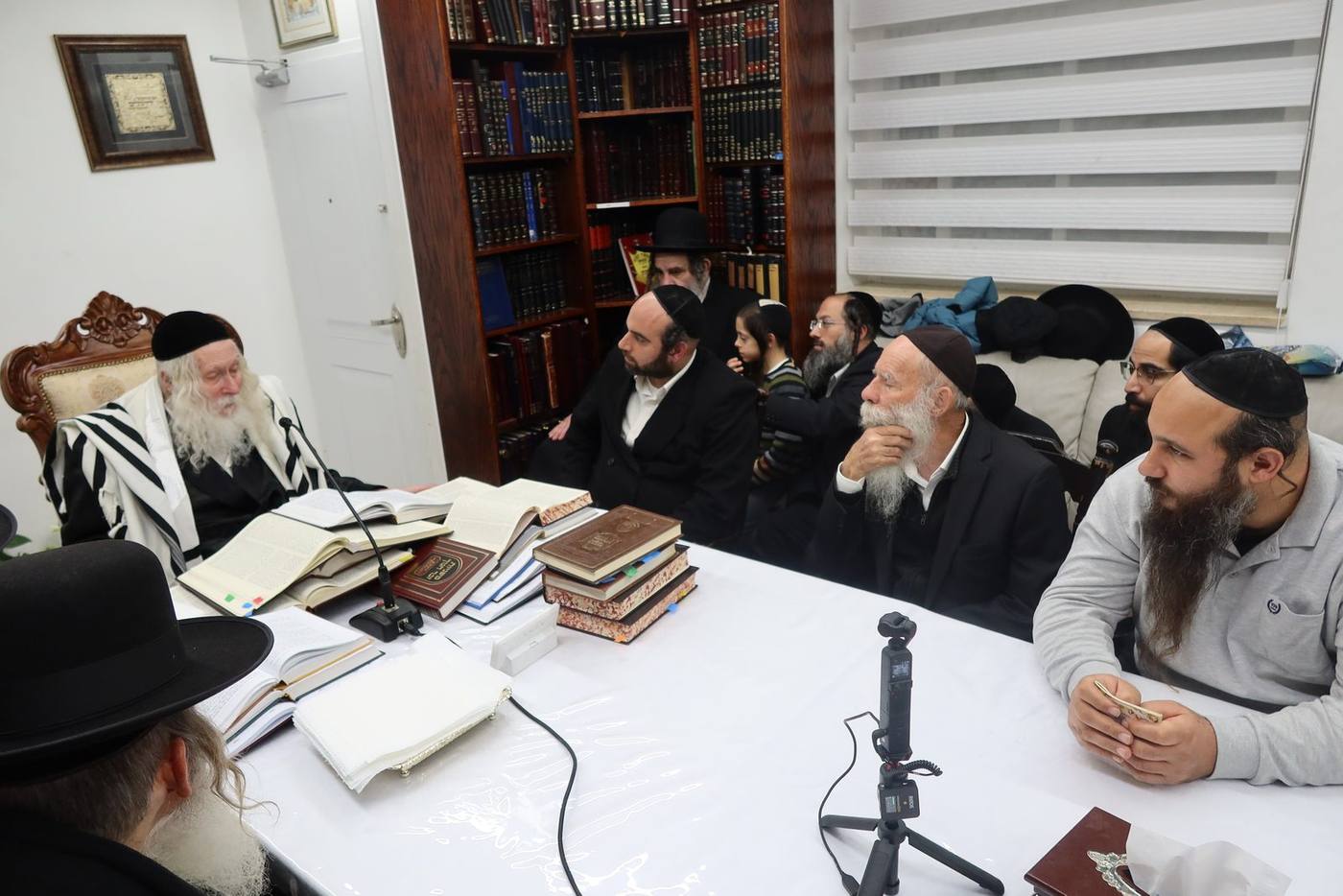 המשך שיעורים לאנ"ש מכל רחבי הארץ בבית מורינו הרב שליט"א