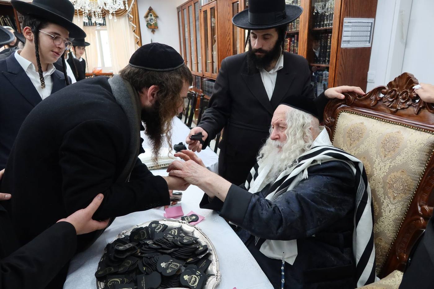 חלוקת מעות חנוכה לתורמי בית המדרש בקודש פנימה