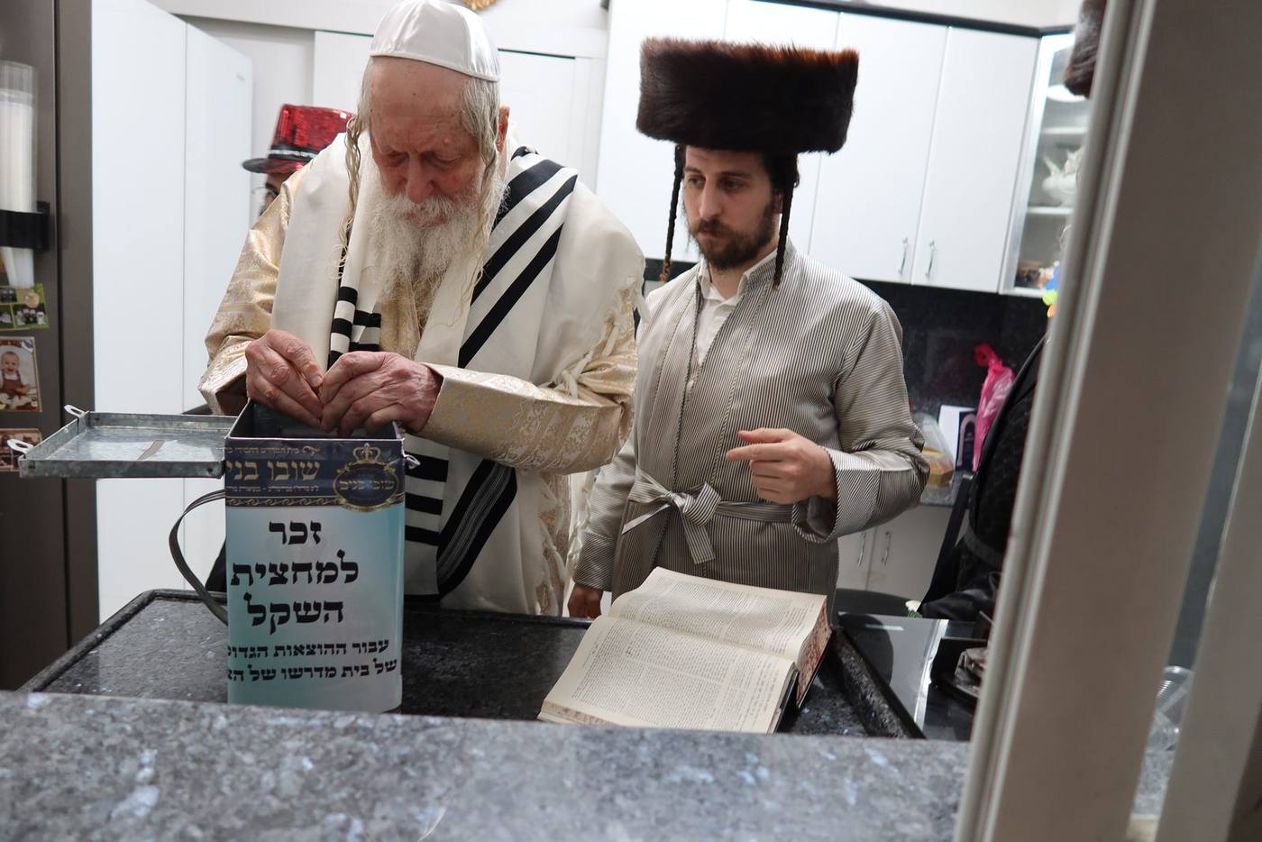 היסטוריה: פורים המשולש במלואו בצילו של הגה"צ רבי אליעזר ברלנד שליט"א