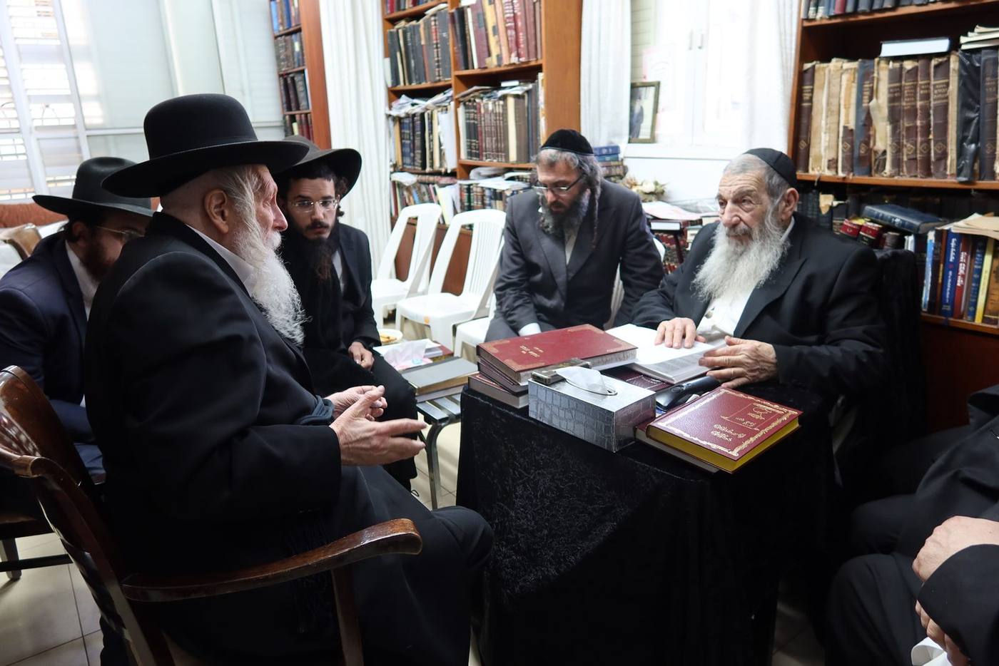 מורינו הרב שליט"א בניחום אבלים על פטירת הגאון הגדול רבי שלמה בן שמעון זצוק"ל