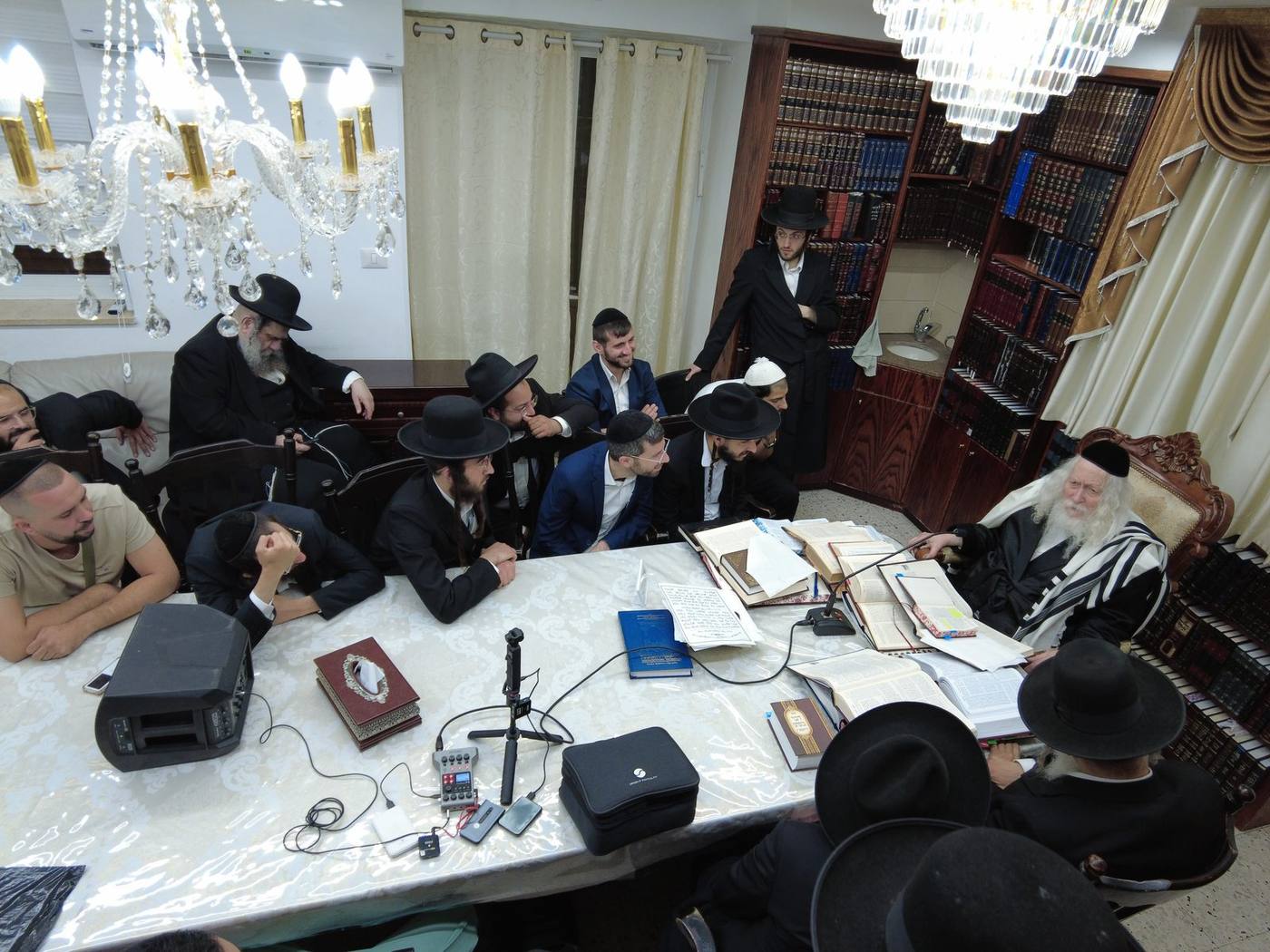 תושבי ישוב 'בית שקמה' בשיעור במעונו של מורינו הרב שליט"א