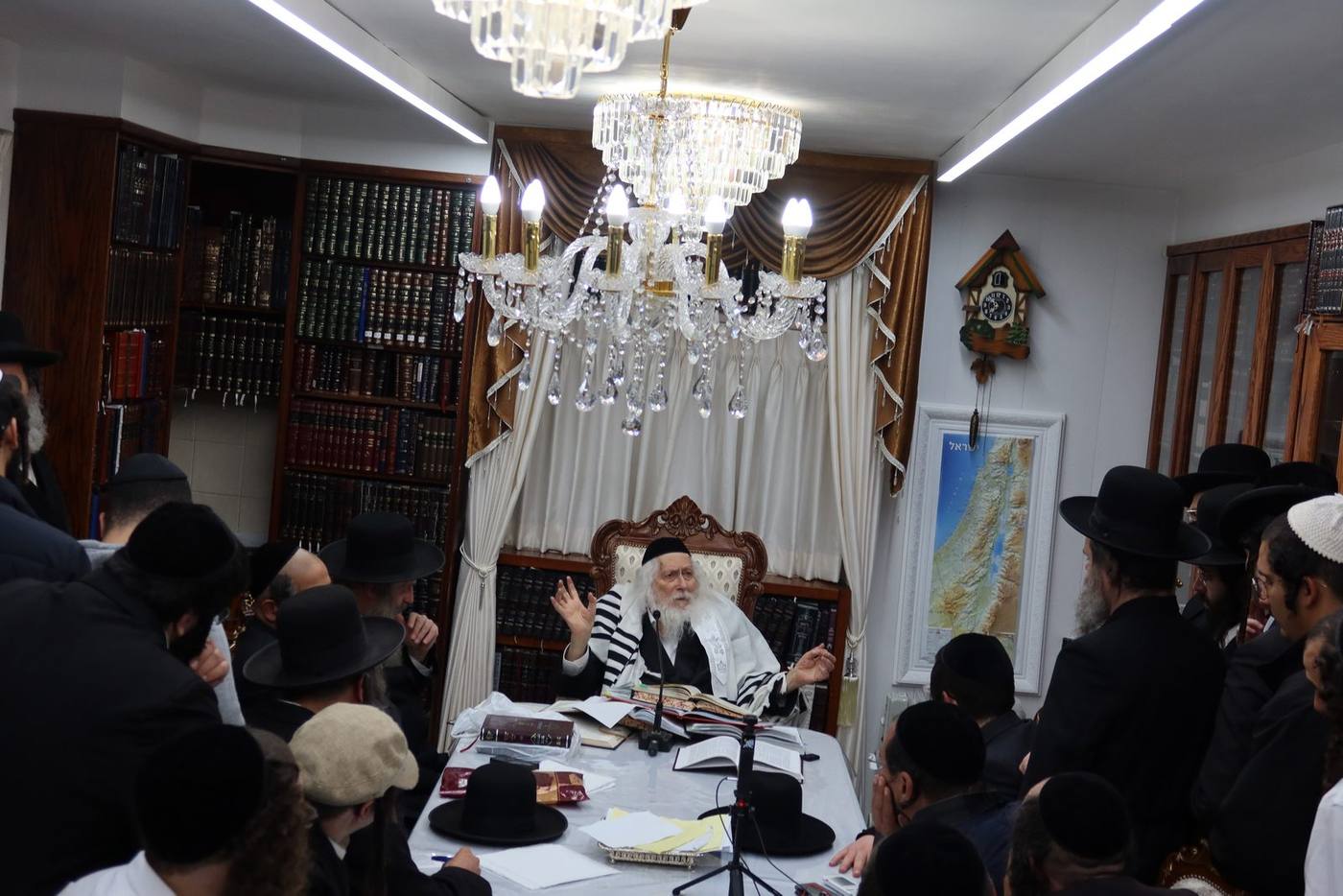 שיעור לבחורי ישיבת 'נחלי נצח' במעונו של מורינו הרב שליט"א