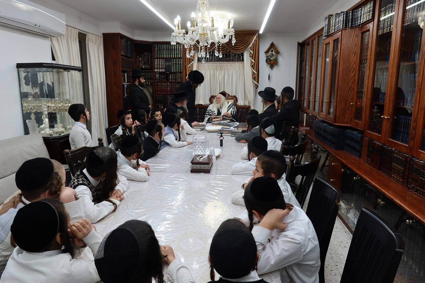 ילדי תלמוד תורה 'אמונת ציון' בהתחלת לימוד הגמרא בקודש פנימה