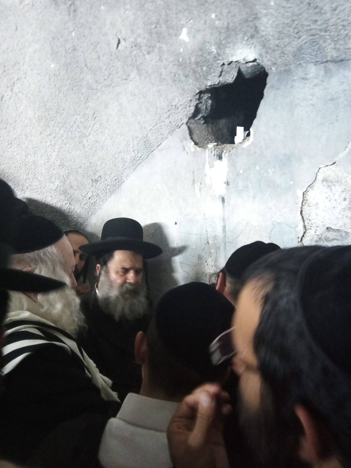 מורינו הרב שליט"א בתפילה בקבר יהושע בן נון בכיפל חארס