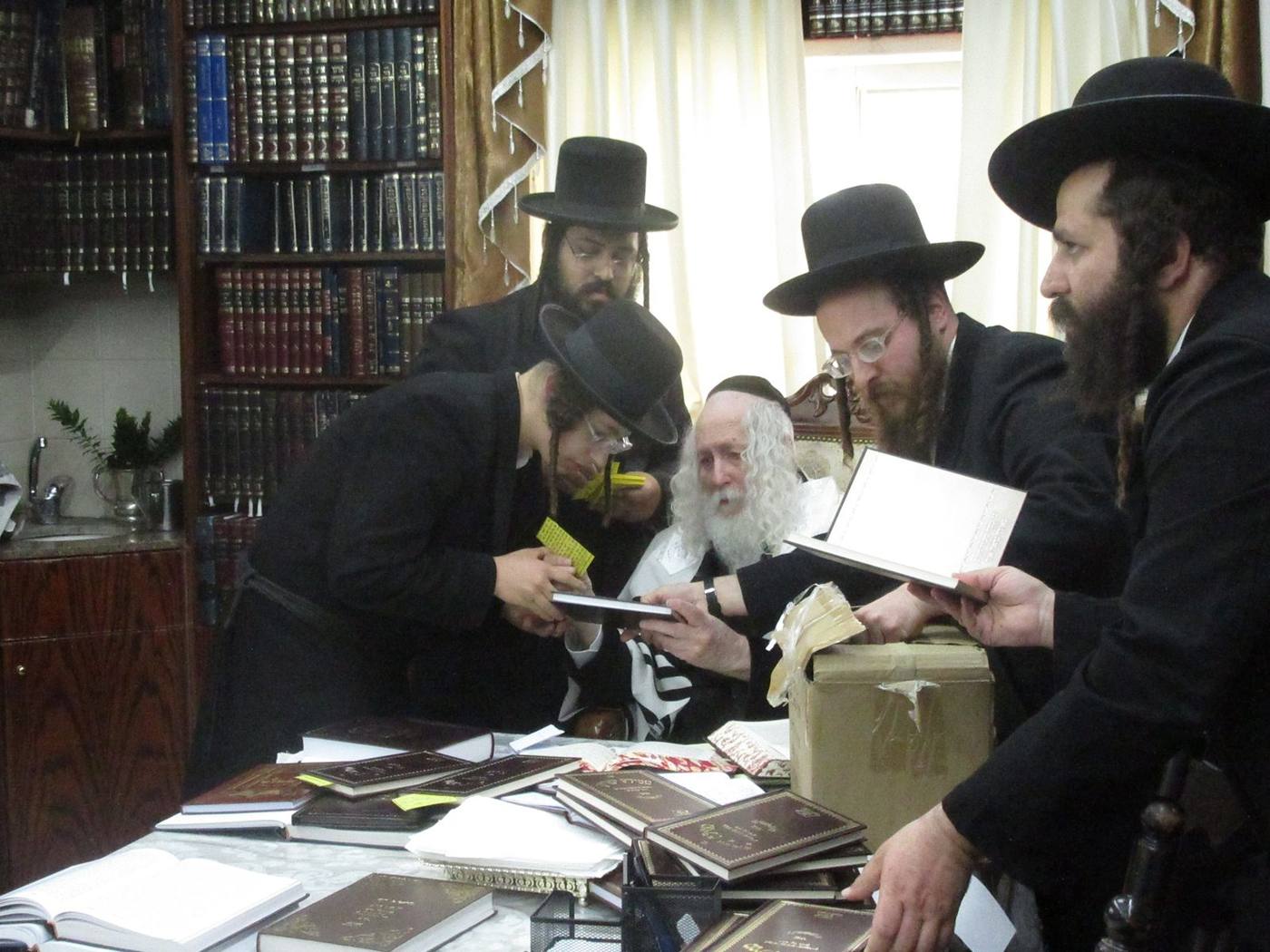 בחורי ישיבת 'חכמה ודעת' המשכימים קום קיבלו שי ממורינו הרב שליט"א