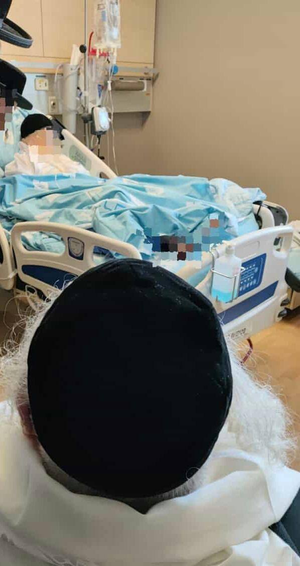 מורינו הרב שליט"א בביקור חולים אצל כ"ק האדמו"ר מביאלא זצוק"ל ימים ספורים קודם פטירתו