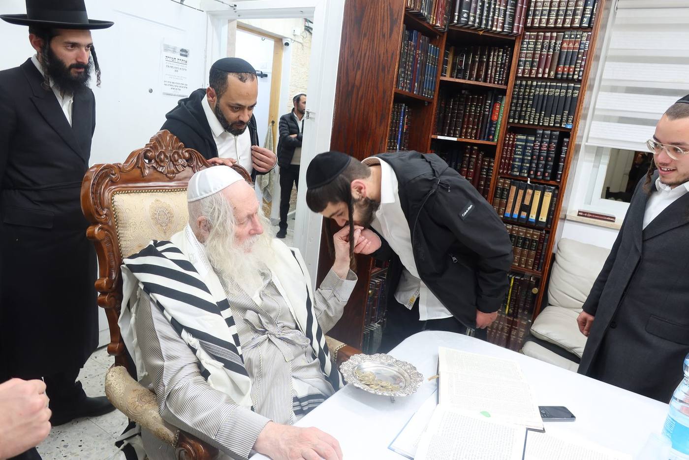 כנס חנוכה לישיבת 'מתחברים' במעונו של מורינו הרב שליט"א
