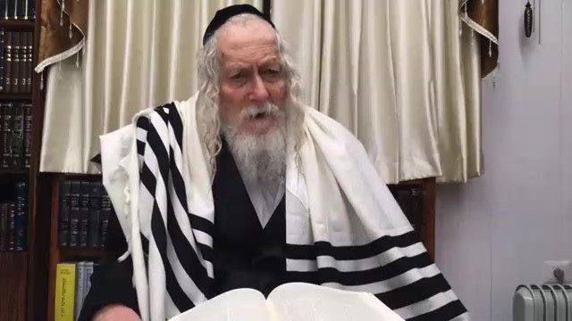 מורנו הרב שליט"א במסירת שיעור באזכרת הילדה חיה לוי ע"ה. הוצאה לאור של הביאור הפשוט חלק שני