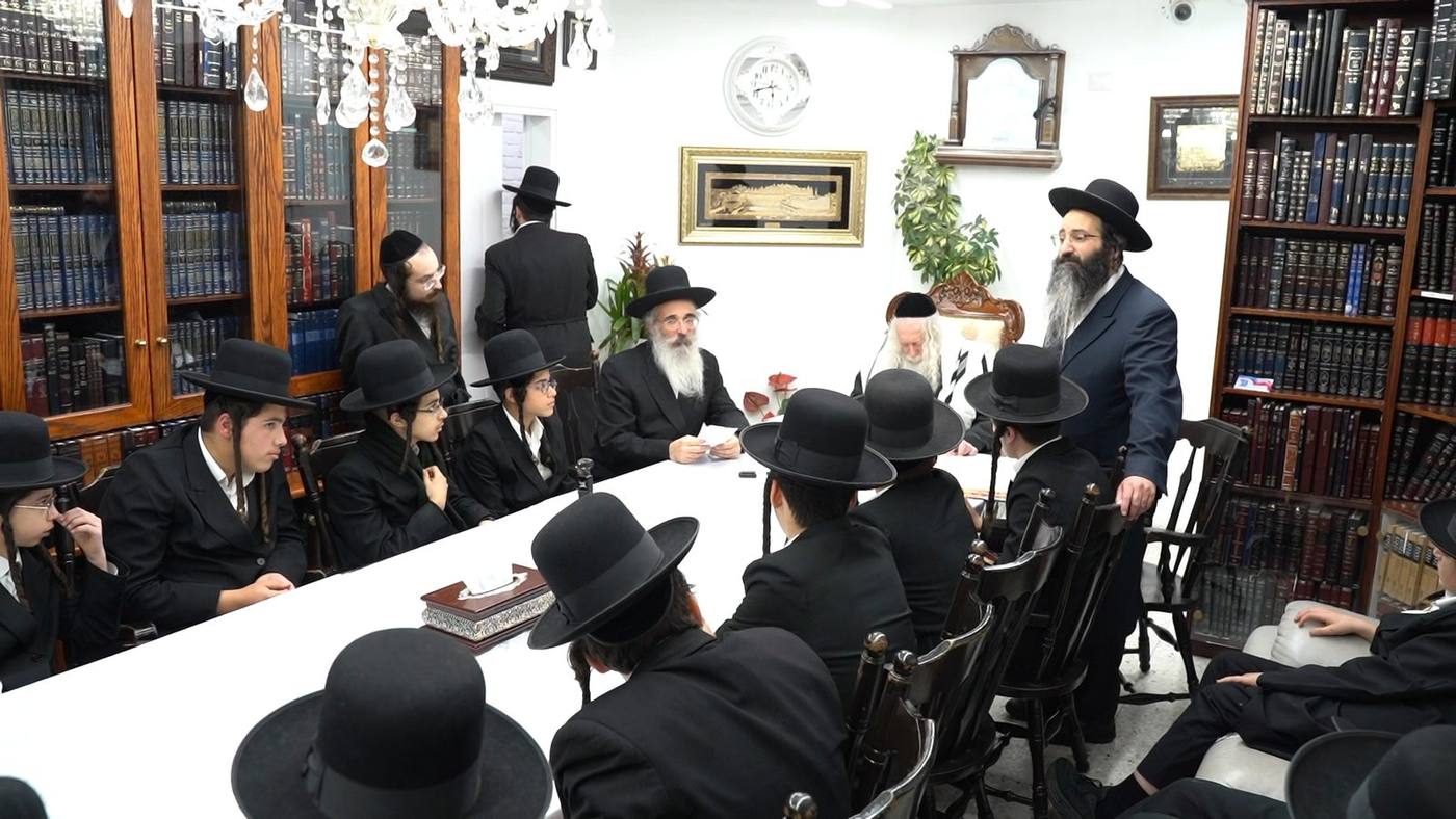 מבחן על מסכת קידושין לבחורי שיעור ב' בישיבת 'חכמה ודעת' במעונו של מורינו הרב שליט"א