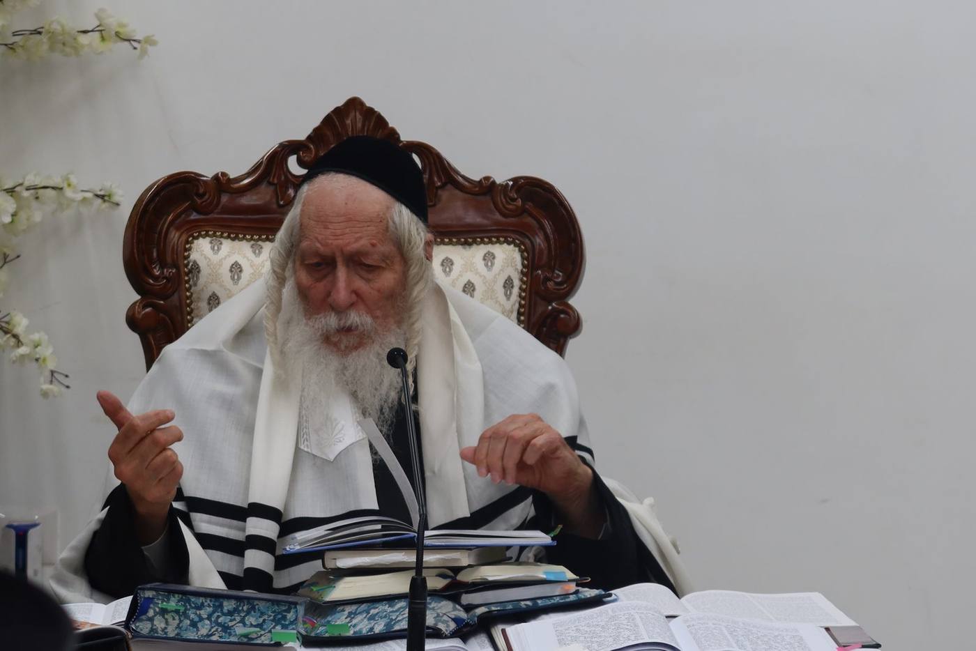 שיעור במעונו של מורינו הרב שליט"א לישיבת מתחברים לצעירים