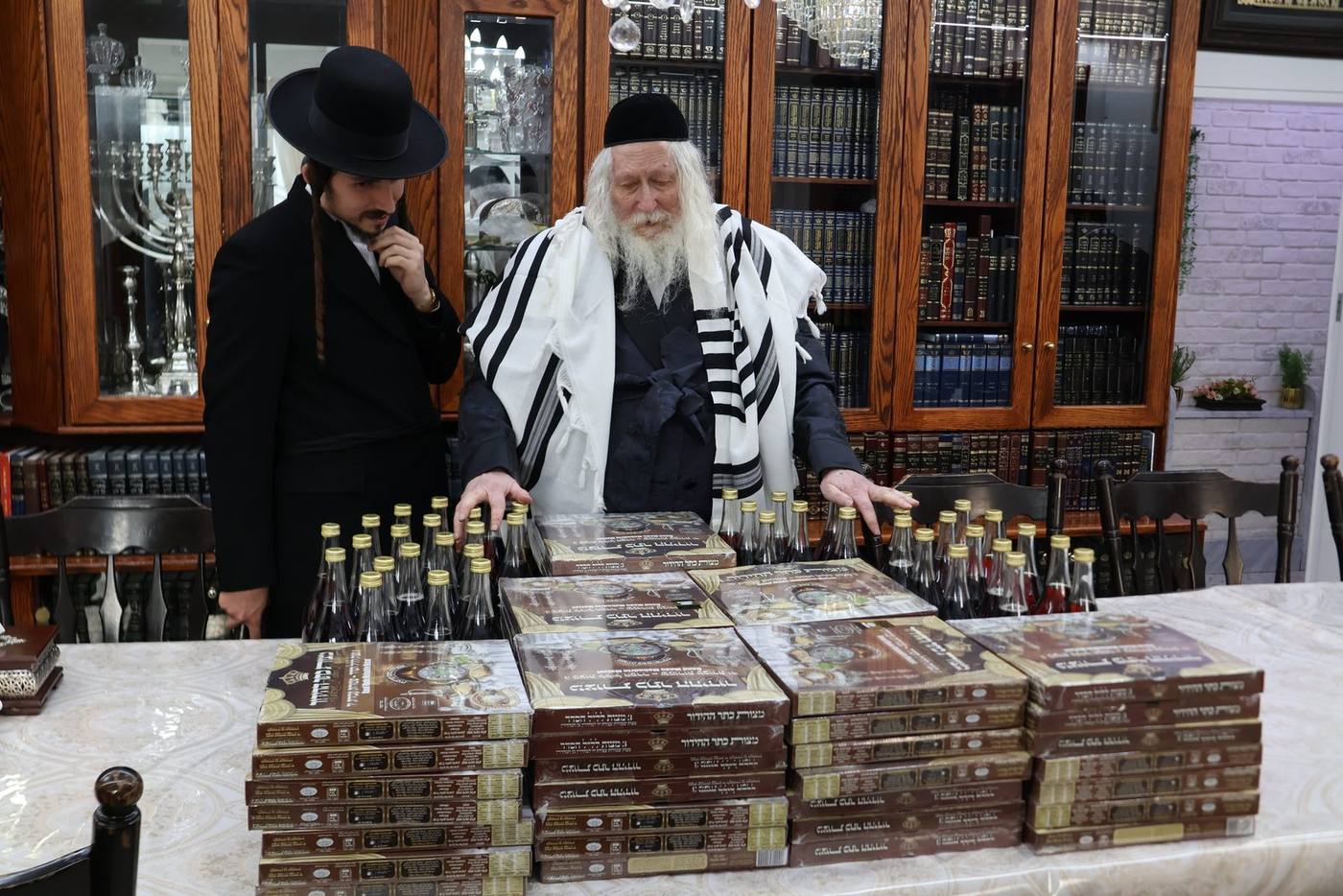 מורינו הרב שליט"א מברך את המצה השמורה ויין המשומר ליתומי ארגון 'הבן יקיר לי'