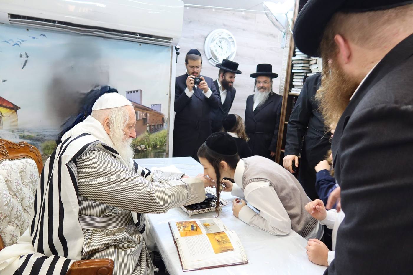 ילדי תלמוד תורה 'אמונת ציון' בקבלת מעות חנוכה בקודש פנימה
