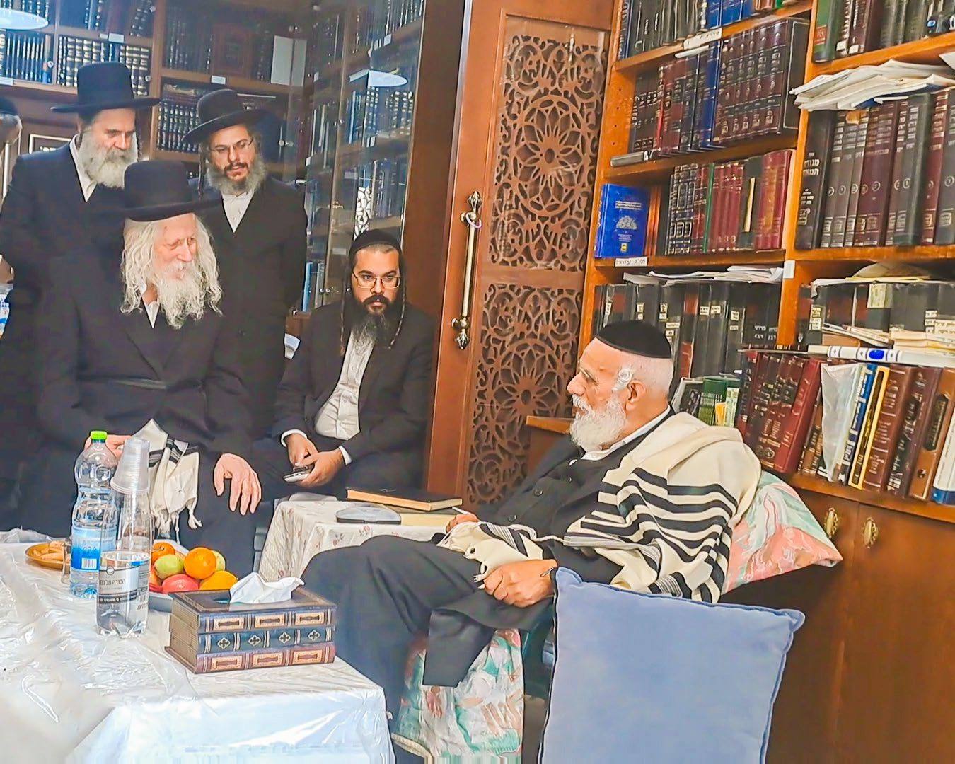 מורינו הרב שליט"א בניחום אבלים אצל חבר מועצת חכמי התורה, הגאון רבי שלמה מחפוד שליט"א