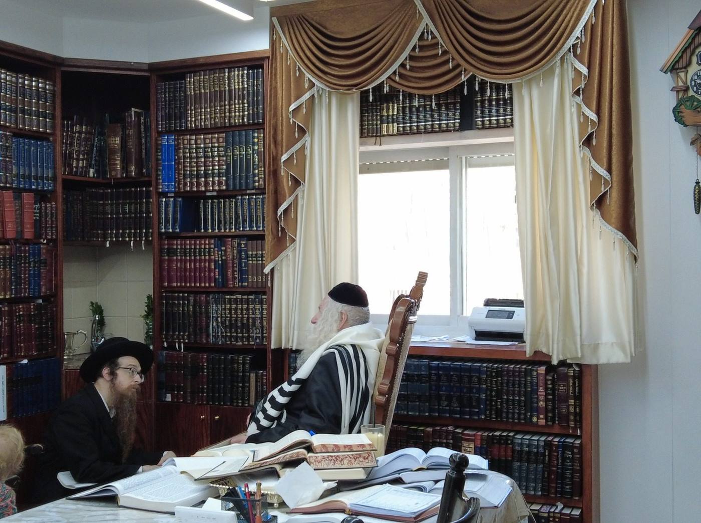 מורינו הרב שליט"א בניחום אבלים לחתד"נ הרה"ח ר' יהודה גולדבלום שליט"א