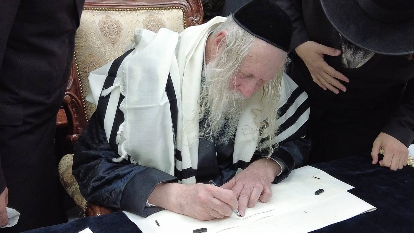 מעמד כתיבת ספר התורה בגודל כף יד עבור מורינו הרב שליט"א