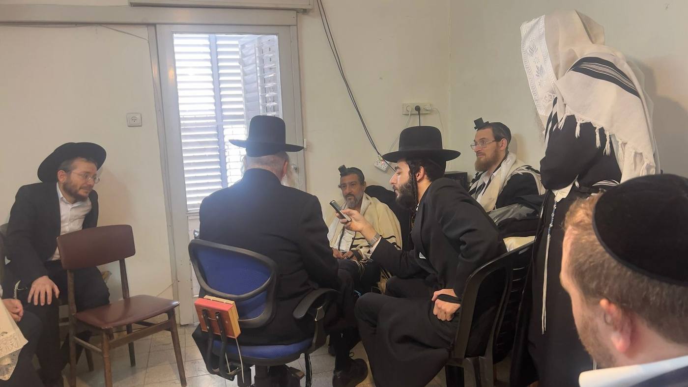 מורינו הרב שליט"א בניחום אבלים בבית משפחת שאקי בבני ברק