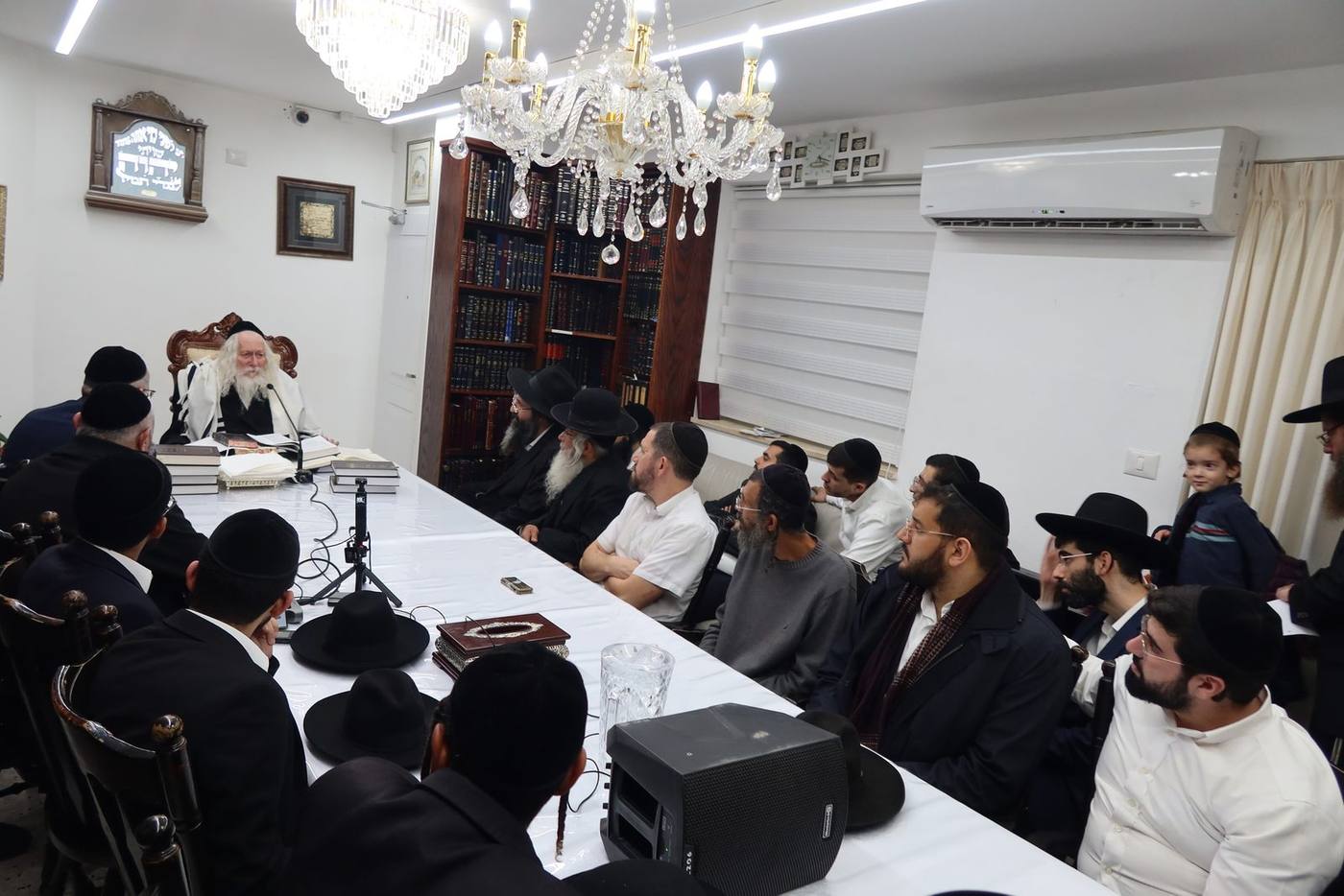 שיעור לאנשי שלומינו מהעיר אלעד במעונו של מורינו הרב שליט"א