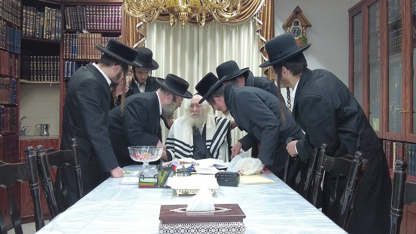 חלוקת תעודות על ידי מורינו הרב שליט"א לילדי כיתה ו' של תלמוד תורה "אמונת ציון" בראשות הרה"ח ר' שמואל שטרן שליט"א