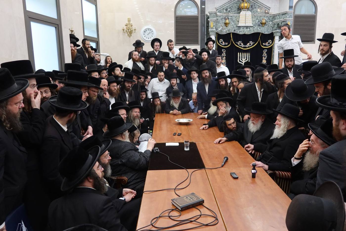 מורינו הרב שליט"א בניחום אבלים אצל כ"ק האדמו"ר מספינקא שליט"א על פטירת בתו ע"ה