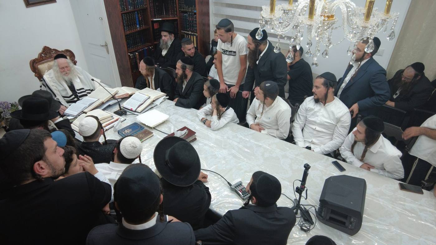 שיעור לבחורי ישיבת 'מתחברים' במעונו של מורינו הרב שליט"א