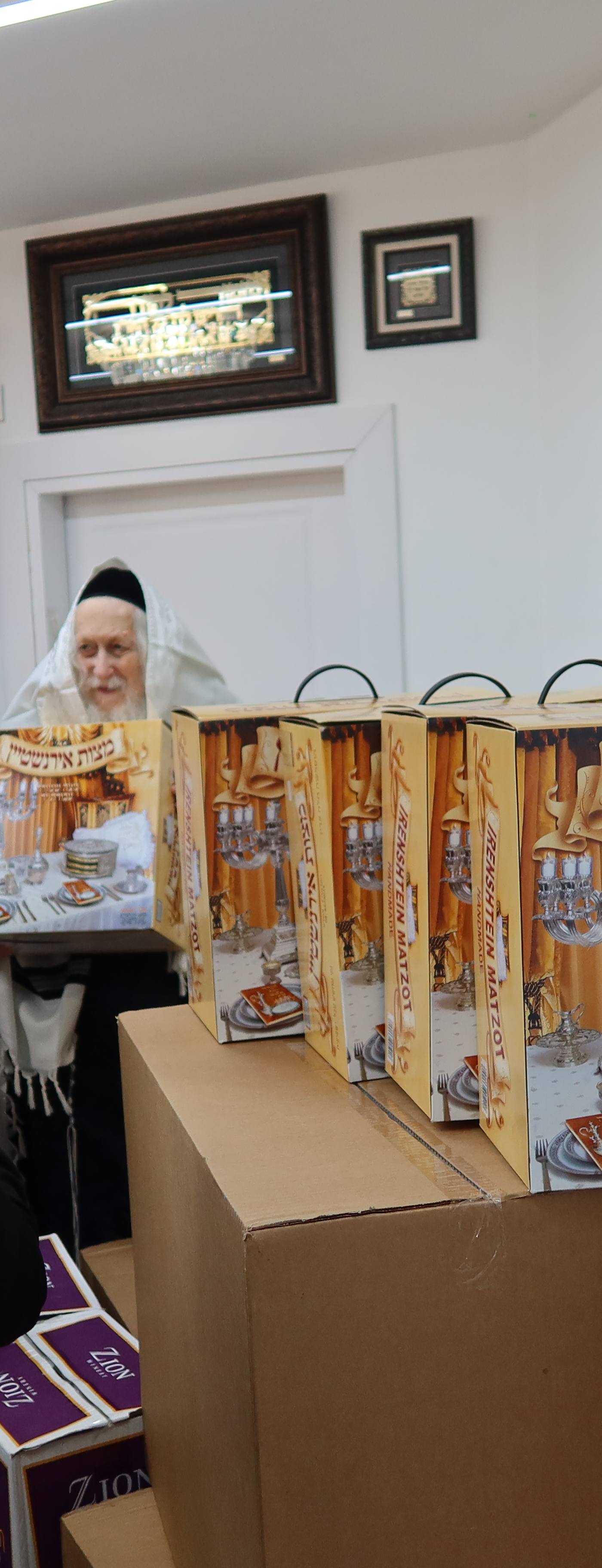 מורינו הרב שליט"א בחלוקת מצות שמורות ויין לליל הסדר עבור משפחות היתומים של ארגון 'יקירנו'
