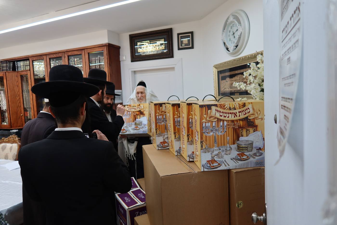 מורינו הרב שליט"א בחלוקת מצות שמורות ויין לליל הסדר עבור משפחות היתומים של ארגון 'יקירנו'