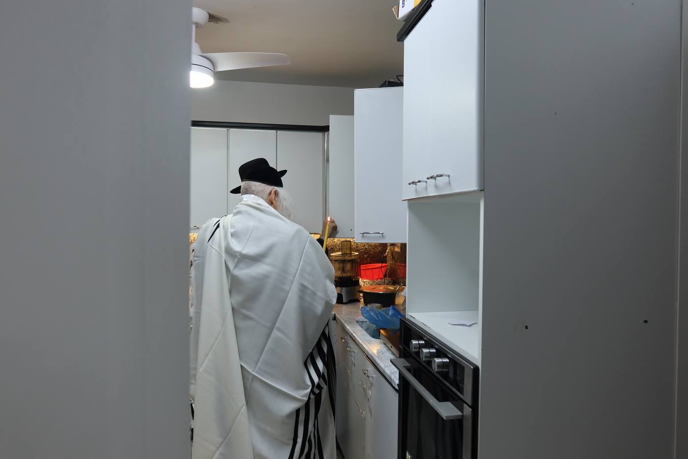 מורינו הרב שליט"א בבדיקת חמץ