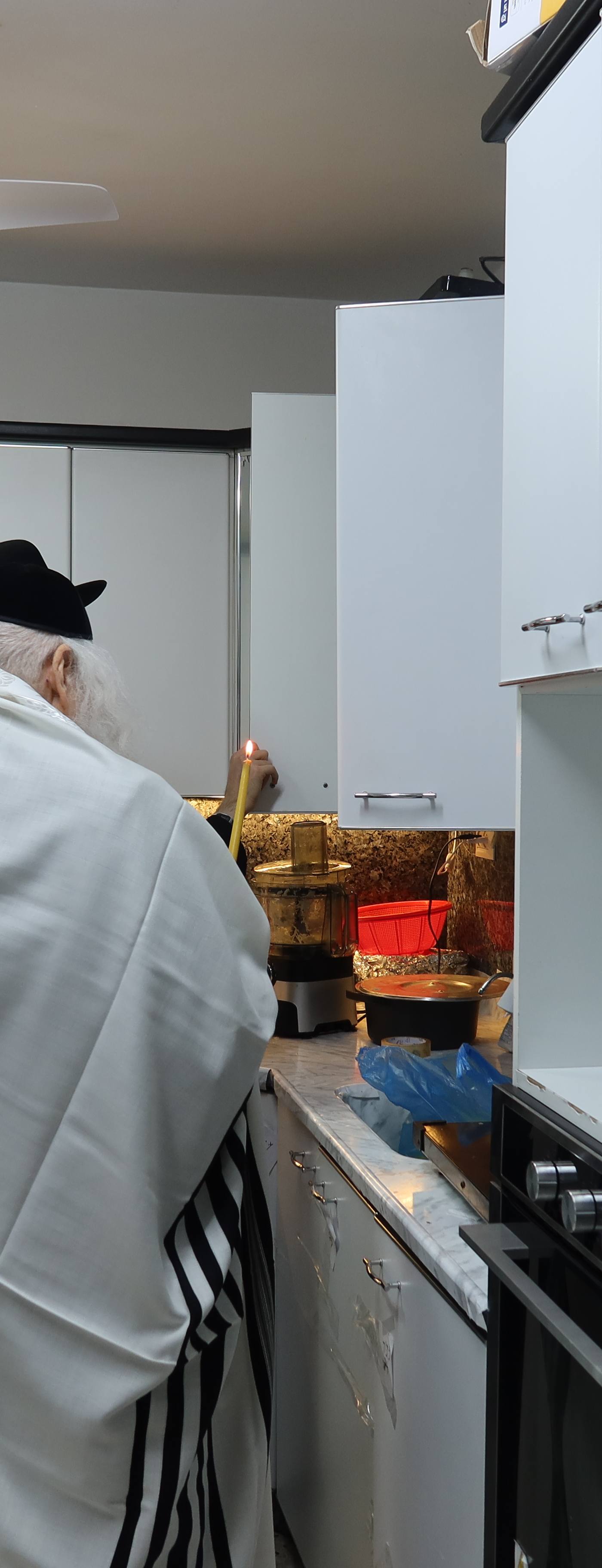 מורינו הרב שליט"א בבדיקת חמץ