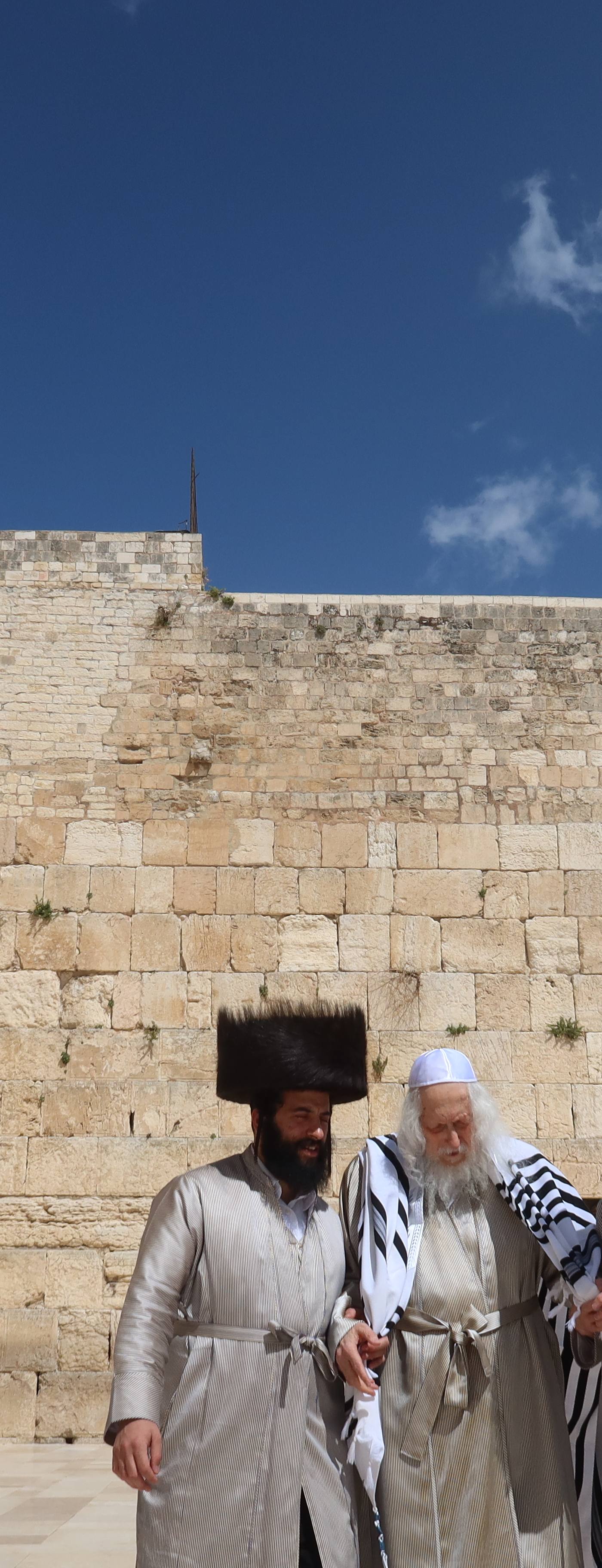 מורינו הרב שליט"א בעליה לכותל המערבי בחג הפסח