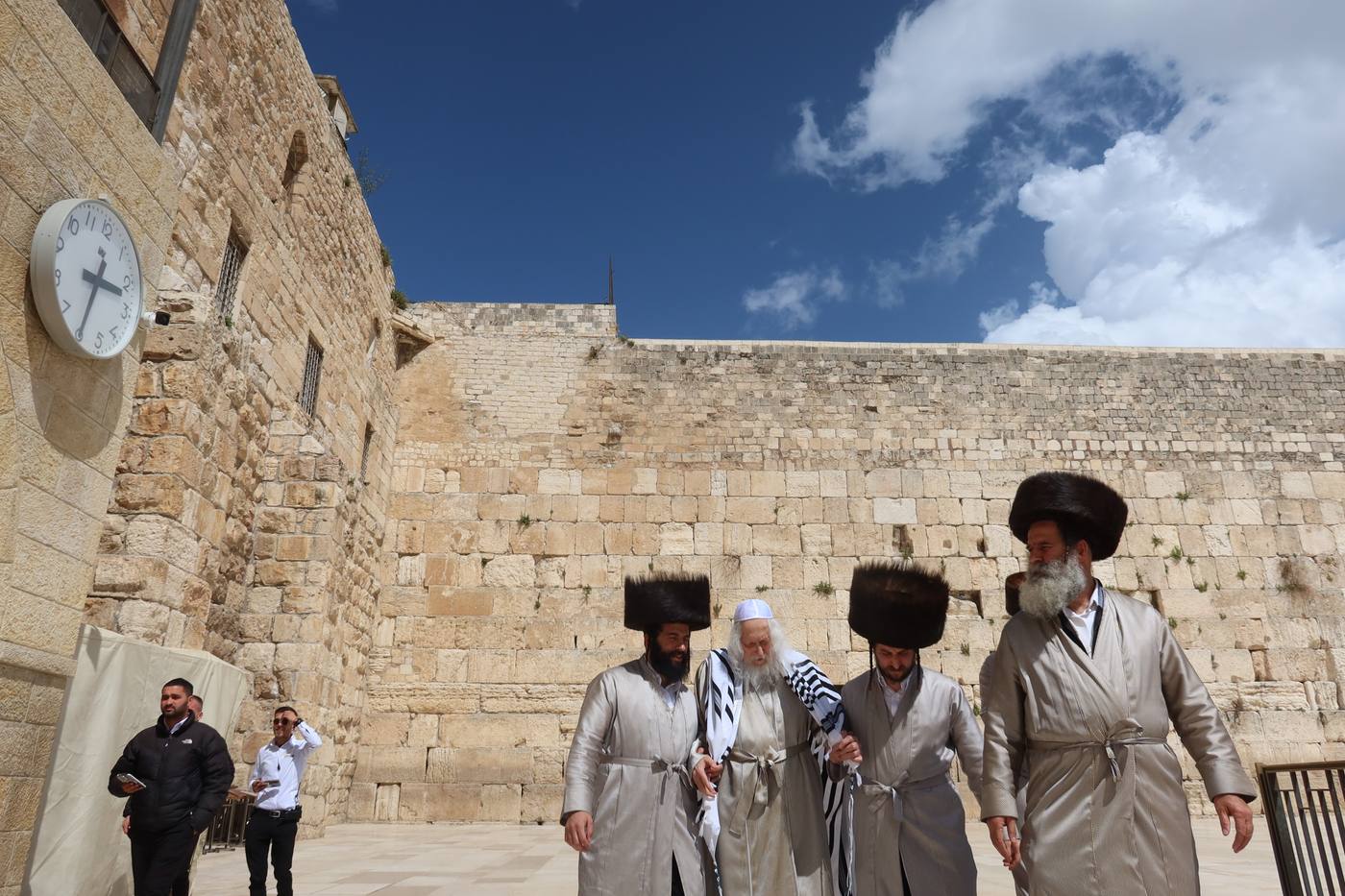 מורינו הרב שליט"א בעליה לכותל המערבי בחג הפסח